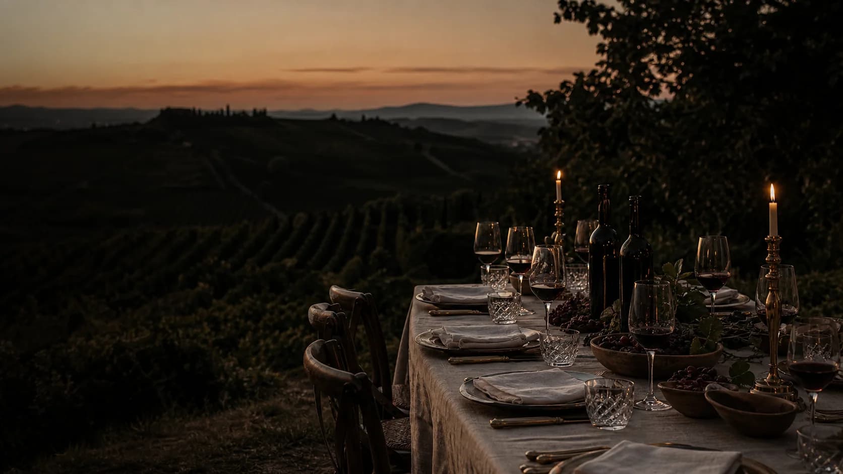 Tavola italiana tra i filari al tramonto